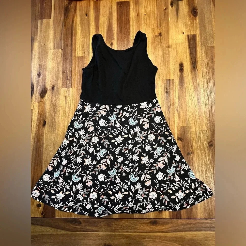 Old Navy black floral sundress size M (8)